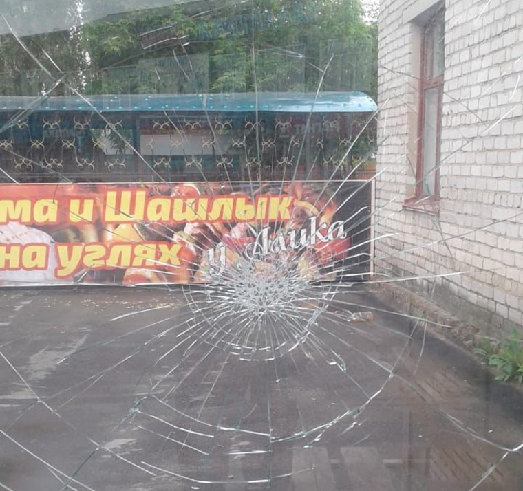 За новое стекло, которое разбили вандалы, местные власти еще не успели расплатиться