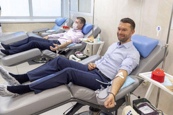 Председатель медфракции Алексей Вихарев сдает кровь в областном центре переливания крови