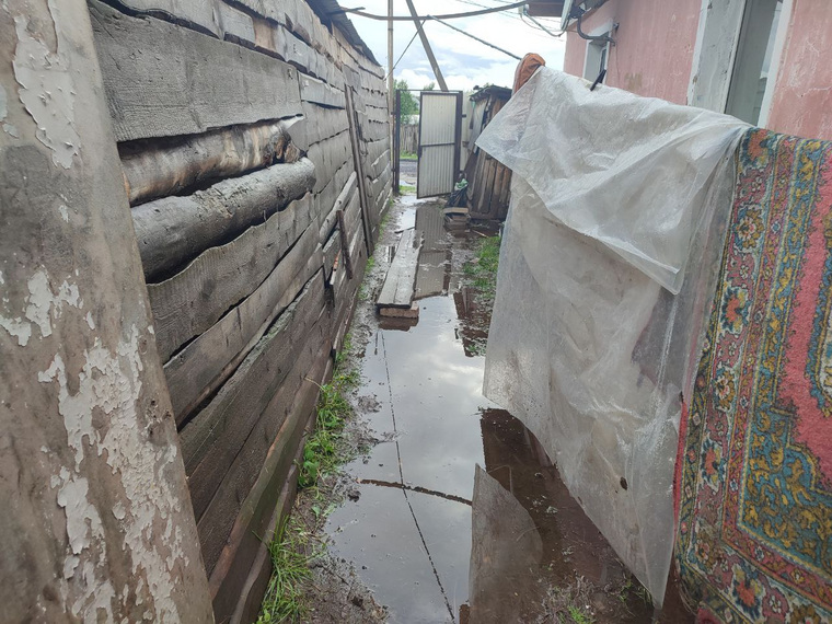 Около домов стоит вода
