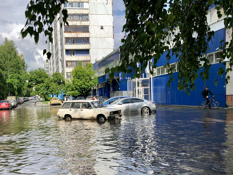 Местные жители утверждают, что после сильного ливня эта парковка всегда выглядит, как озеро