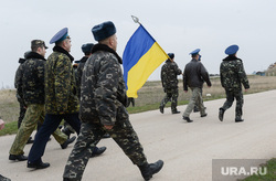 Безоружные украинские военные встретились с Российскими. Переговоры.Севастополь. Крым. Аэропорт Бельбек, флаг украины, армия, марш
