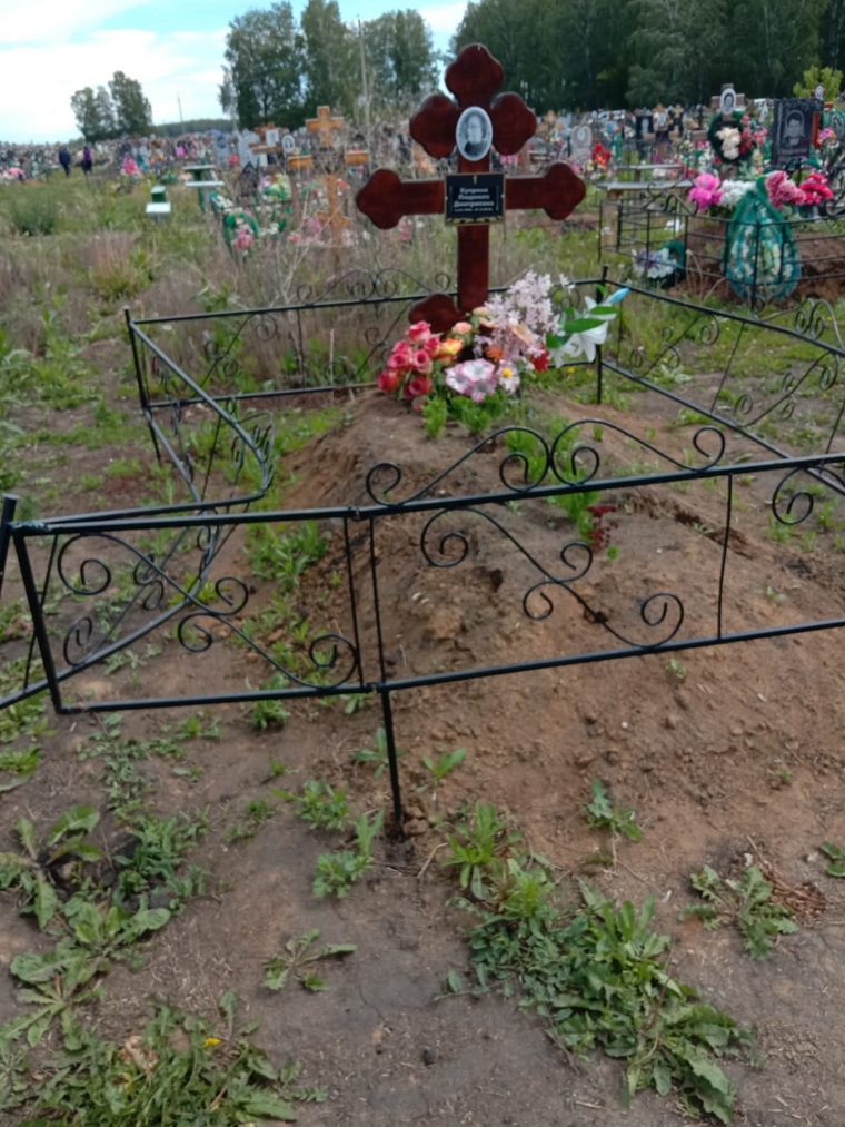 В Тюменской области вандалы разгромили кладбище. Фото, видео