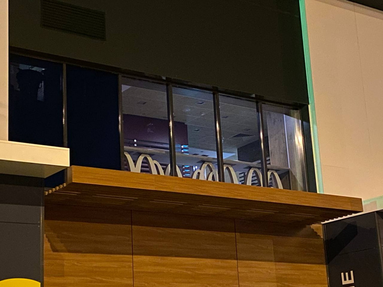 В помещении логотип McDonald’s пока остался