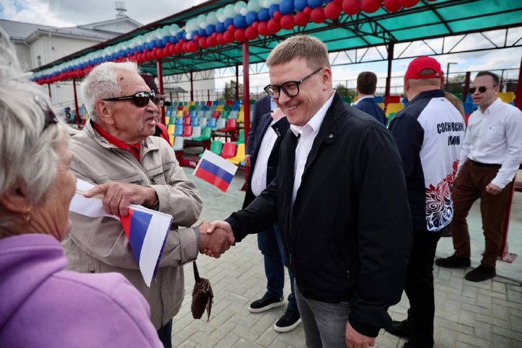 Жители поздравили губернатора с Днем России