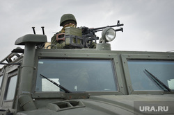 Безоружные украинские военные встретились с Российскими. Переговоры.Севастополь. Крым. Аэропорт Бельбек, целится, армия, военные, пулемет, солдат