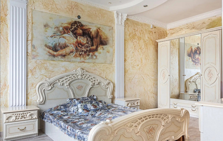 Ремонт в квартире сделали в дворцовом стиле с позолотой, лепниной и фреской на потолках