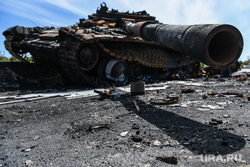 Мариуполь в период вывода гражданских лиц с завода Азовсталь. ДНР/Украина, война, сво, последствия войны, сгоревший танк, подбитый танк