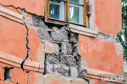 The collapse of a two-story residential building on Kronstadskaya Street.  Chelyabinsk, ruins, crack, dilapidated housing, dilapidated housing, dilapidated house