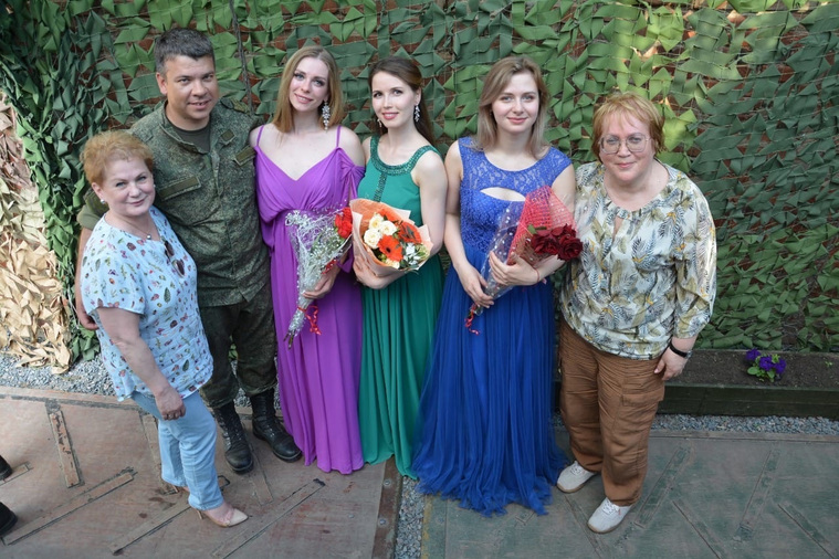 По словам Мерзляковой, военнослужащие оценили певческий талант девушек