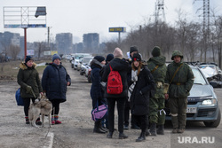 Эвакуация людей из осажденного Мариуполя. Украина, автомобили, досмотр, колонна, эвакуация, машины, пропускной пункт, армия, военные, украина, проверка, мариуполь, патруль, беженцы, солдат, комендатура, гуманитарная катастрофа