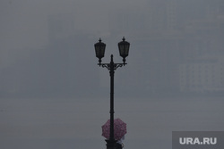 Смог от пожаров. Екатеринбург, фонарь, смог, экология, уличный  фонарь, под зонтом, дым в городе, смог в екатеринбурге