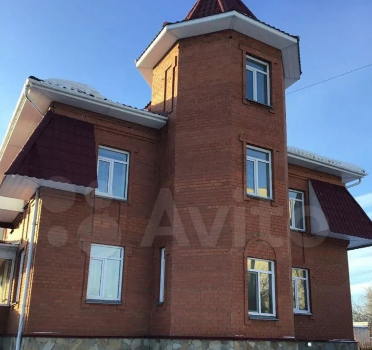 Трехэтажный коттедж в Кургане продают за 47 млн рублей