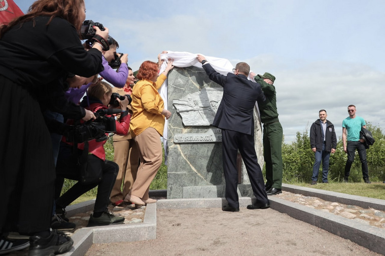 Алексей Текслер открывает мемориальную плиту под Санкт-Петербургом