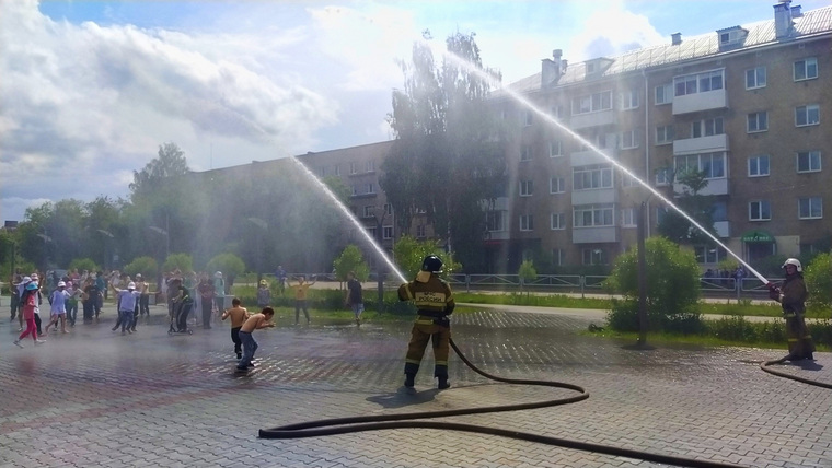 Пожарные поливают детей водой во время городского мероприятия в Краснокамске (Пермский край)
