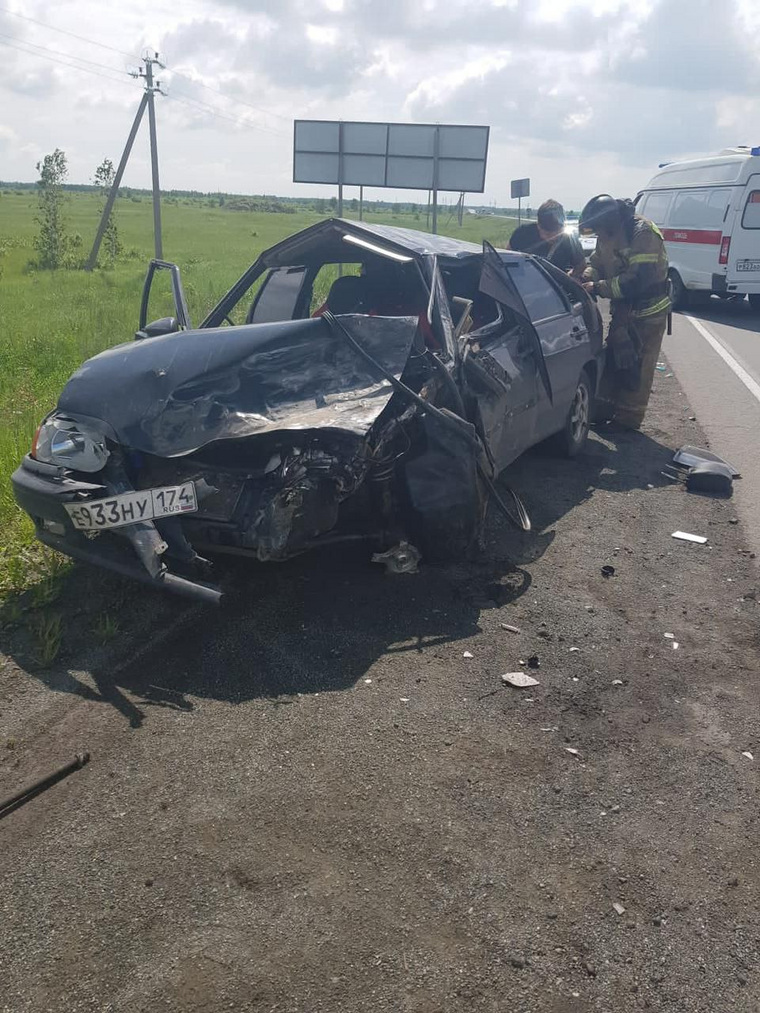 Весь передняя часть ВАЗа разбита