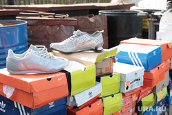 Клипарт. ЯНАО, рынок китайский, контрафактные кроссовки, адидас, коробки обувные