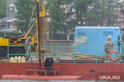 Буровая установка на городском пруду на месте планируемого Храма-на-воде. Екатеринбург, буровая машина, бурение, платформа на воде, рабочие
