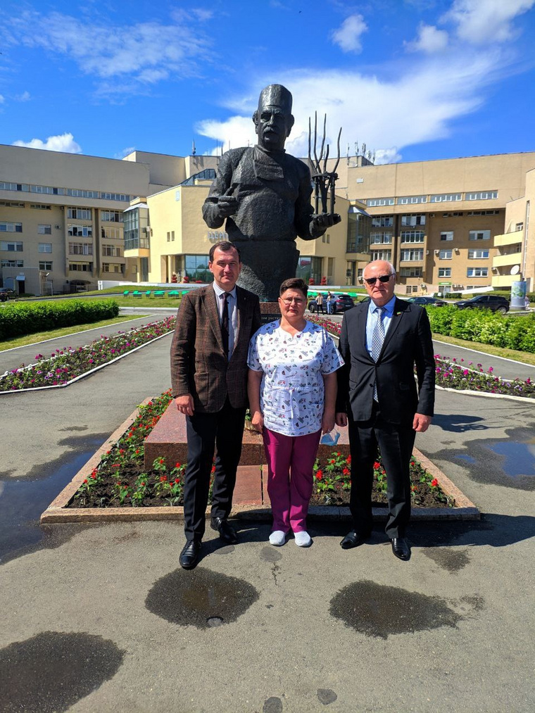 Салаудин Мамаков (справа) посетил с рабочим визитом центр им. Илизарова