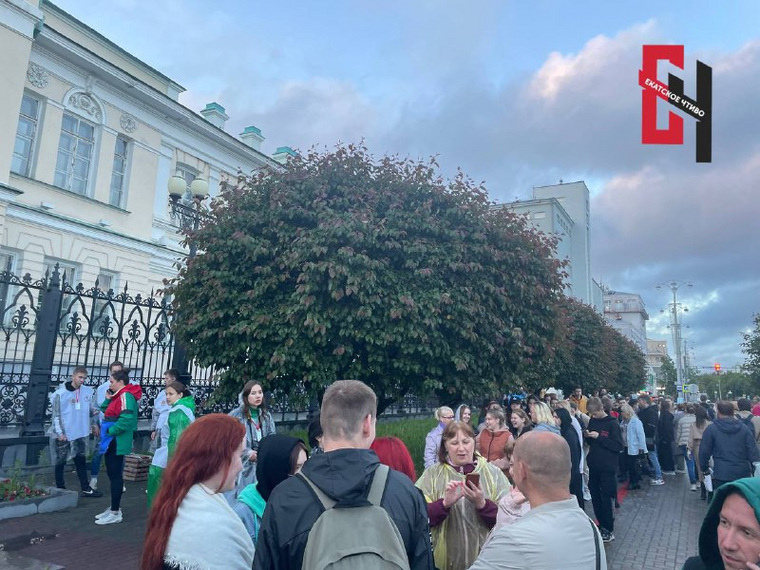 Собирающиеся жители на проспекте Ленина