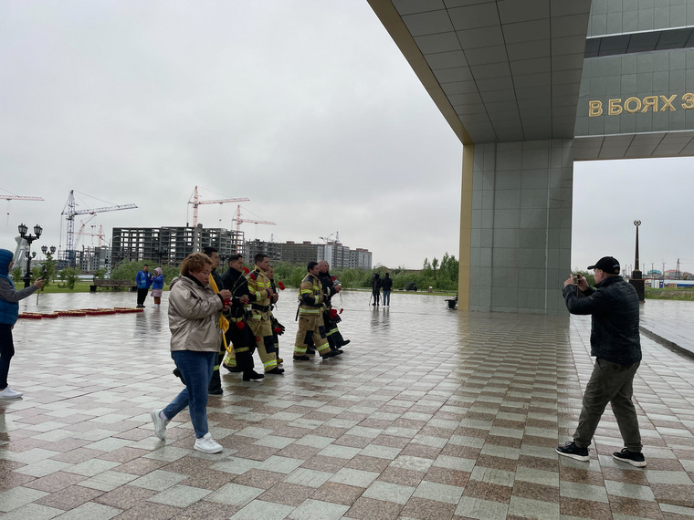 Пожарные и жители Салехарда возлагают цветы к Вечному огню