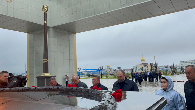 Депутаты и чиновники возложили цветы и зажгли «Свечу памяти»