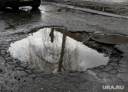 Ямы на дорогах по улице Механическая. Курган, яма, лужа, автомобиль, плохая дорога, выбоина в дороге, плохой асфальт, выбоина, ма, яма в дороге, улица механическая
