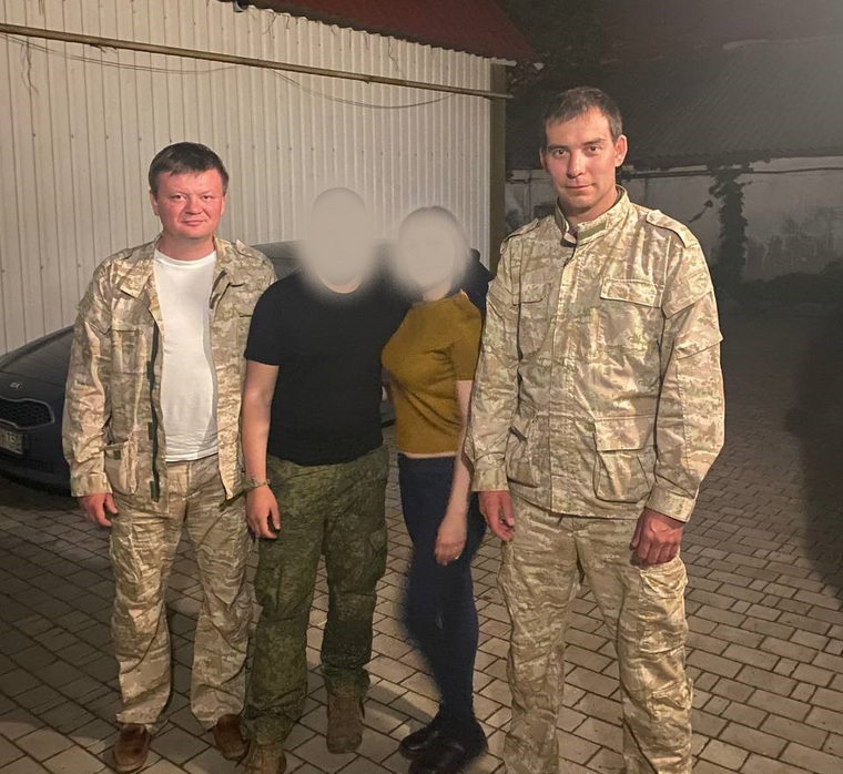 Молодожены рассказали Дмитрию Федорову (слева), как познакомились, и воюют за ДНР. По просьбе автора фото, лица молодых людей скрыты