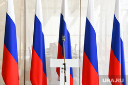 Пресс-подход к главе МИД РФ Сергею Лаврову в штаб-квартире РМК. Екатеринбург, выступление, пресс-подход, флаг россии, брифинг