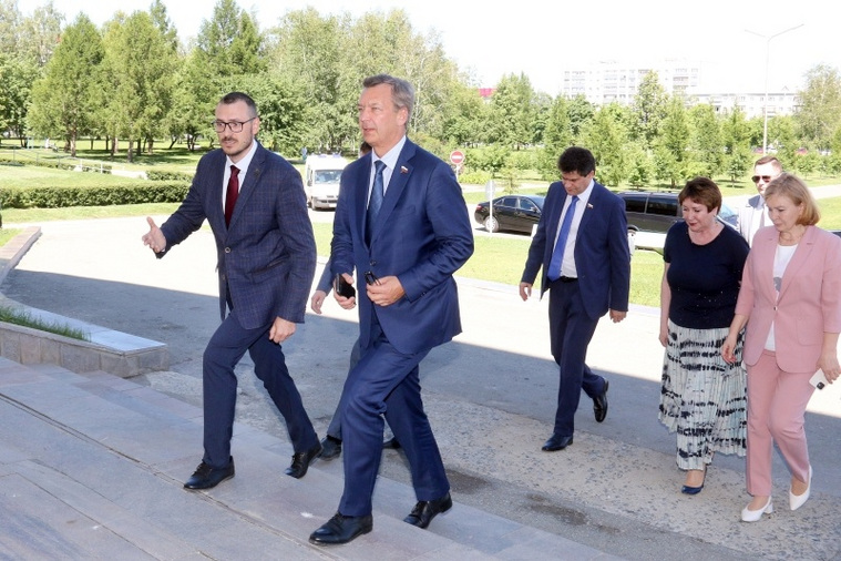 Первый заместитель председателя Совета Федерации Андрей Яцкин (второй слева) побывал в Центре Илизарова