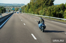 Прогулка по Нормандии. Франция, автомагистраль, байкер, мотоциклист, дорога