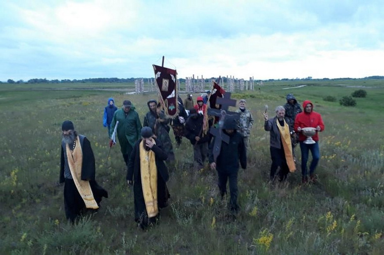 Курганские священники провели крестный ход на древнем историческом памятнике