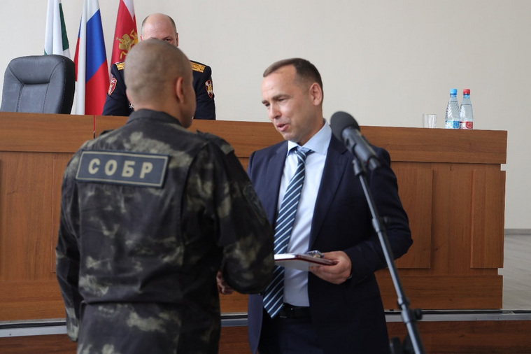 Губернатор Курганской области Вадим Шумков вручает госнаграду курганскому бойцу СОБР