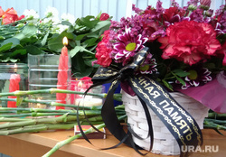 Цветы и свечи у входа в университет, траур. Пермь, траур, цветы