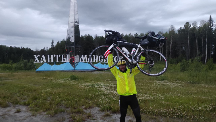 Владимир Ребенков на велосипеде доехал из Салехарда в Ханты-Мансийск