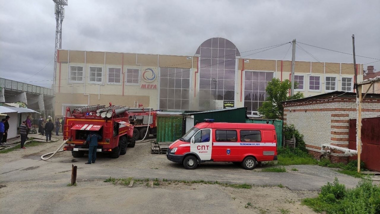 В шадринском торговом центре произошел пожар
