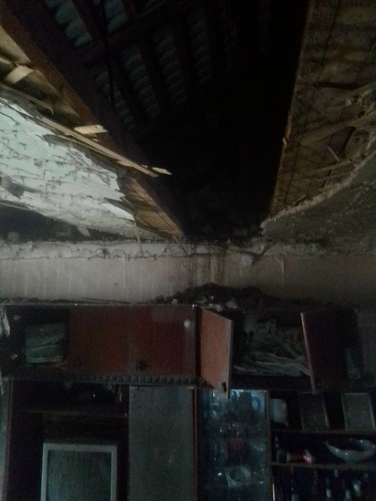 В квартире на верхнем этаже из-за пожара провалился потолок