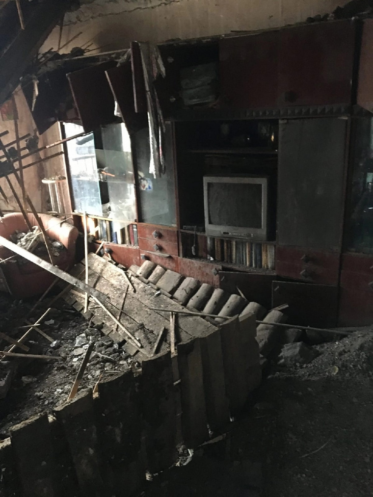 Квартиры некоторых жильцов находились в разрушенном состоянии после произошедшего пожара, предположительно, возникшего из-за взрыва газа