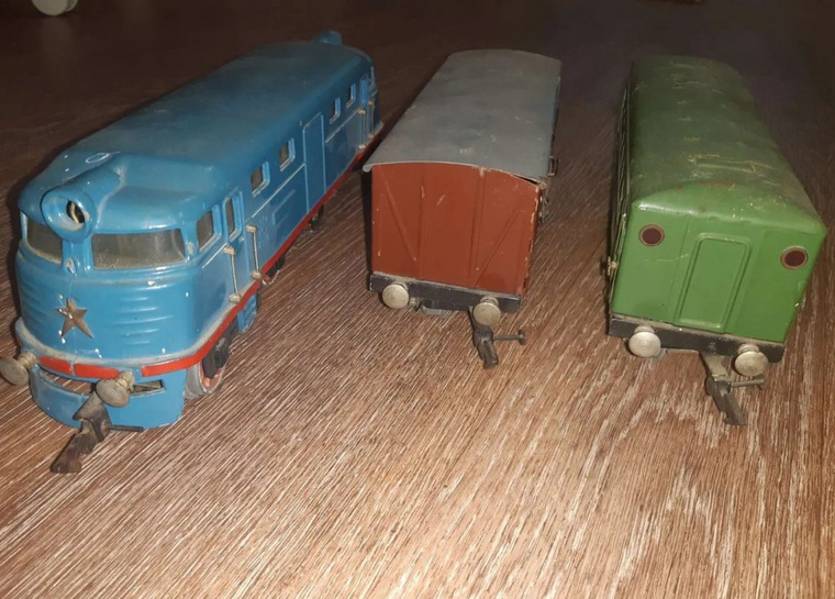 В комплект входит: электровоз синего или зеленого цвета, два пассажирских вагона, одна крытая вагонетка, одна открытая платформа, станция и многое другое