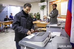 Кухарук Руслан на избирательном участке. Тюмень , коиб, избирательный участок, голосование, урна для голосования