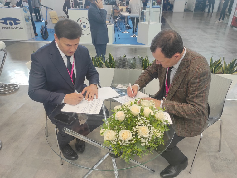 На «Иннопроме» президент Торгово-промышленной палаты Кургана Илья Назаренко (справа) подписал меморандум о соглашении с коллегой из республики Таджикистан