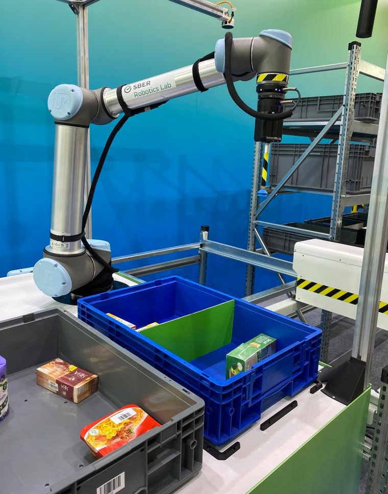 Робот может перевозить грузы до 20 кг
