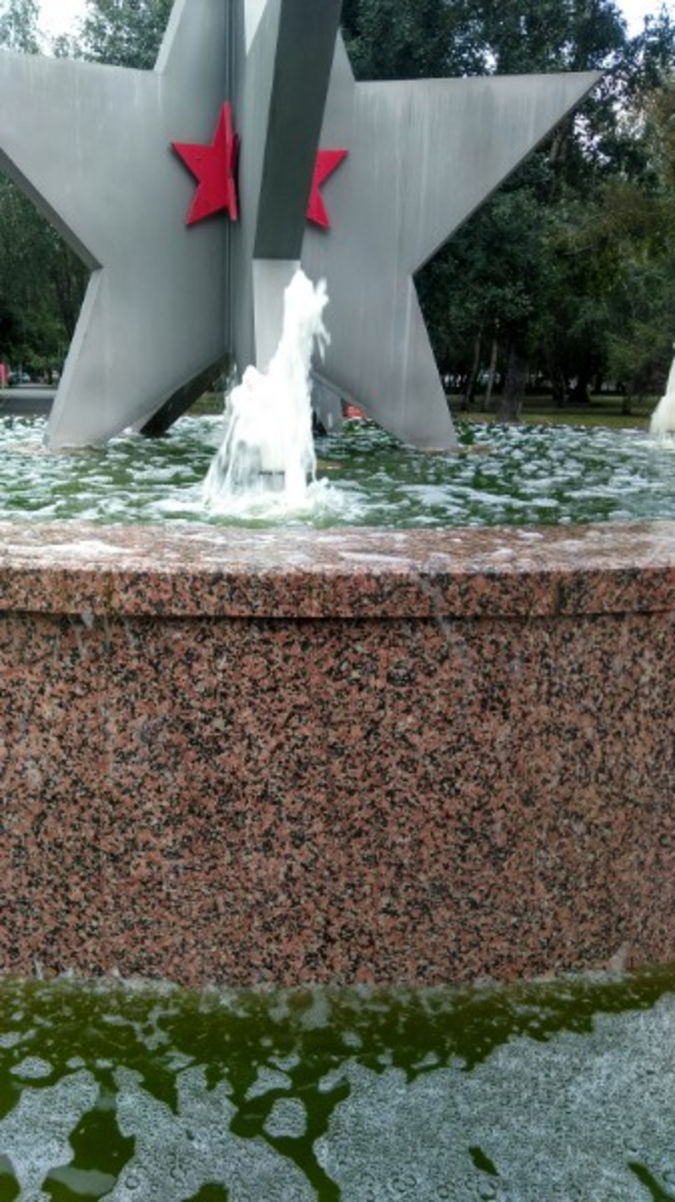 Вид центрального фонтана в парке Победы