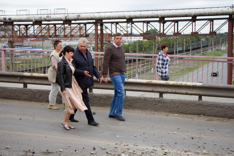 Глава Кургана Елена Ситникова провела планерку на закрытом Некрасовском мосту