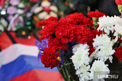 Прощание с военным, погибшим на Украине. Белозерский район, россия, гвоздики, триколор, флаг россии