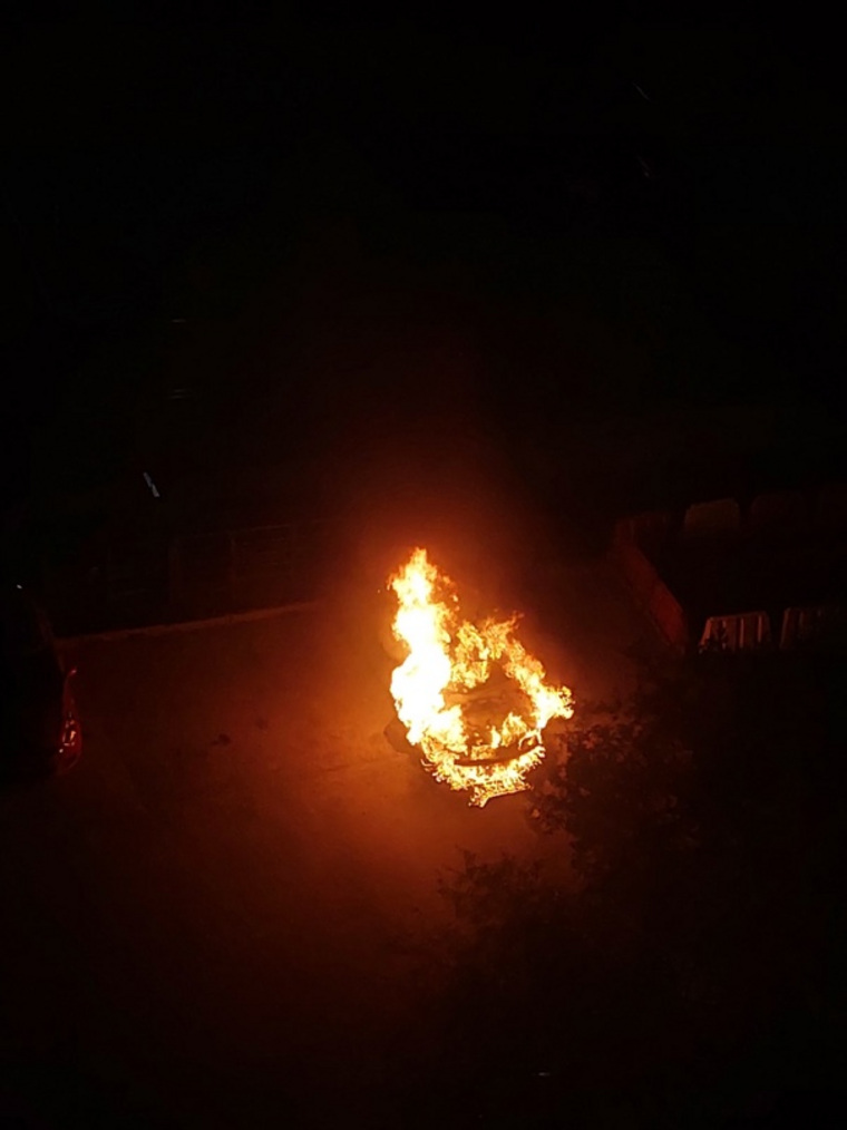 В Тюмени на парковке загорелся автомобиль