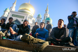 Праздничный намаз в Курбан Байрам у Соборной мечети. Москва, город москва, соборная мечеть, мусульмане
