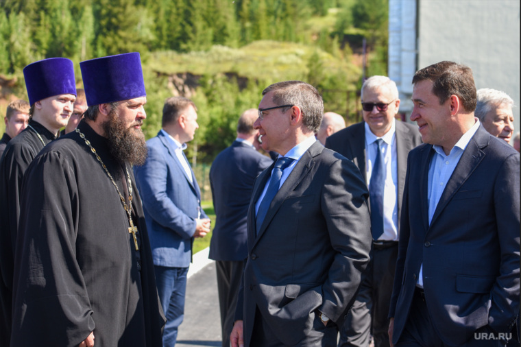 Представители духовенства о чем-то долго беседовали с Якушевым и Куйвашевым и даже преподнесли губернатору некий небольшой подарок