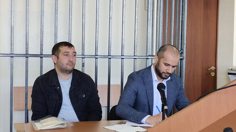 Сабир Мамедов (слева) в зале суда