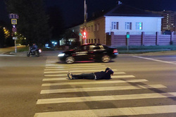 Мужчина улегся посреди дороги на пешеходном переходе