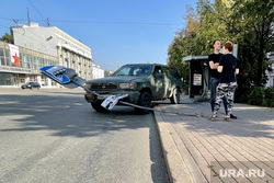 ДТП на остановке возле резиденции губернатора. Челябинск, джип, дтп, авария, остановка общественного транспорта, внедорожник